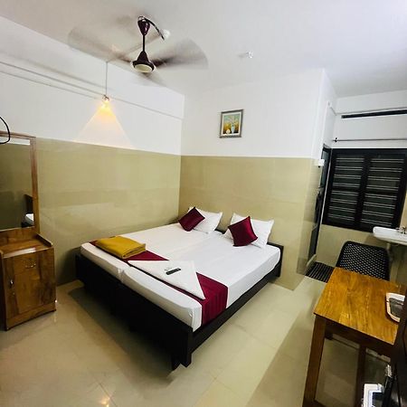 Priya Lodge Kozhikode Buitenkant foto