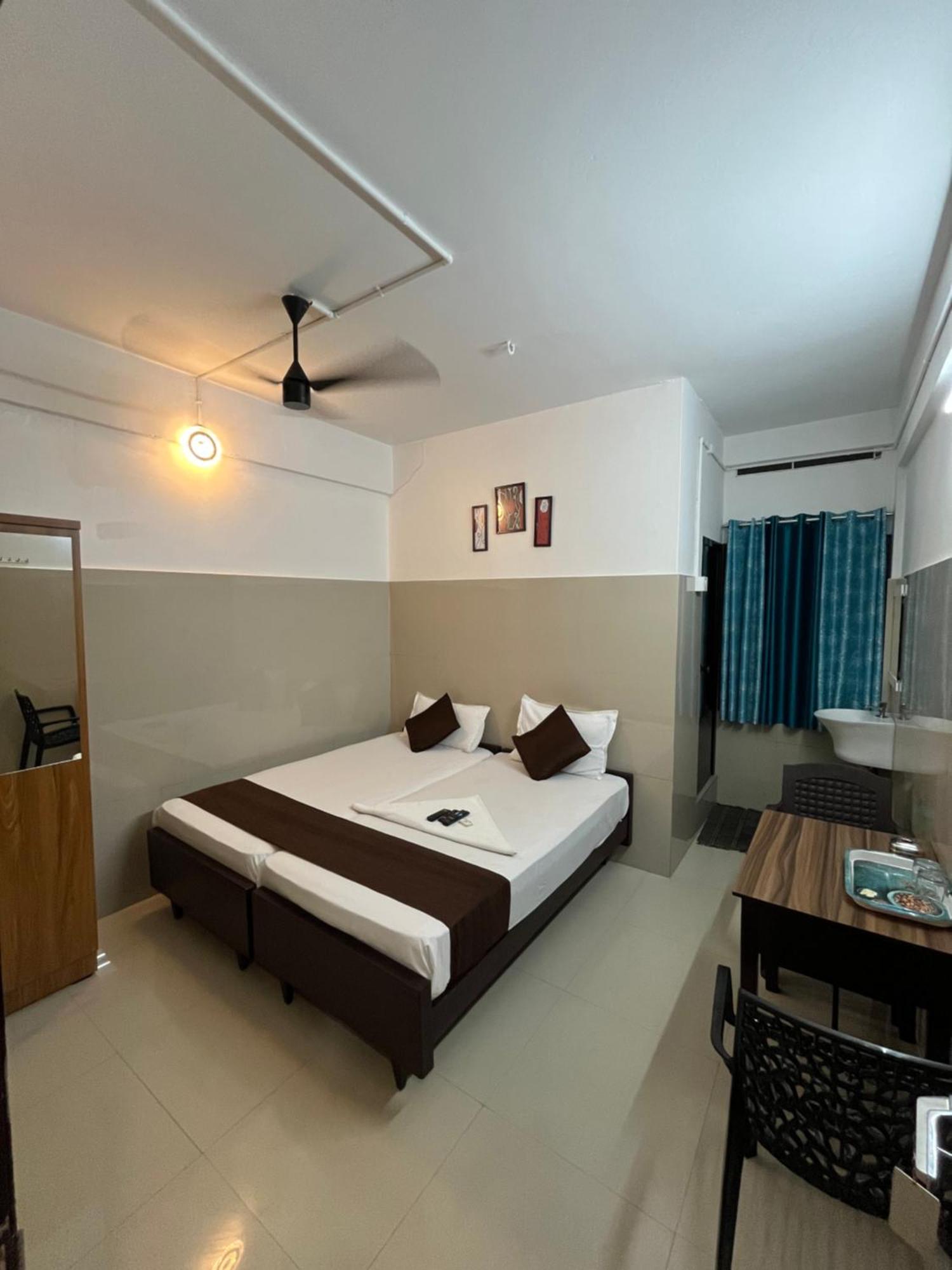 Priya Lodge Kozhikode Buitenkant foto